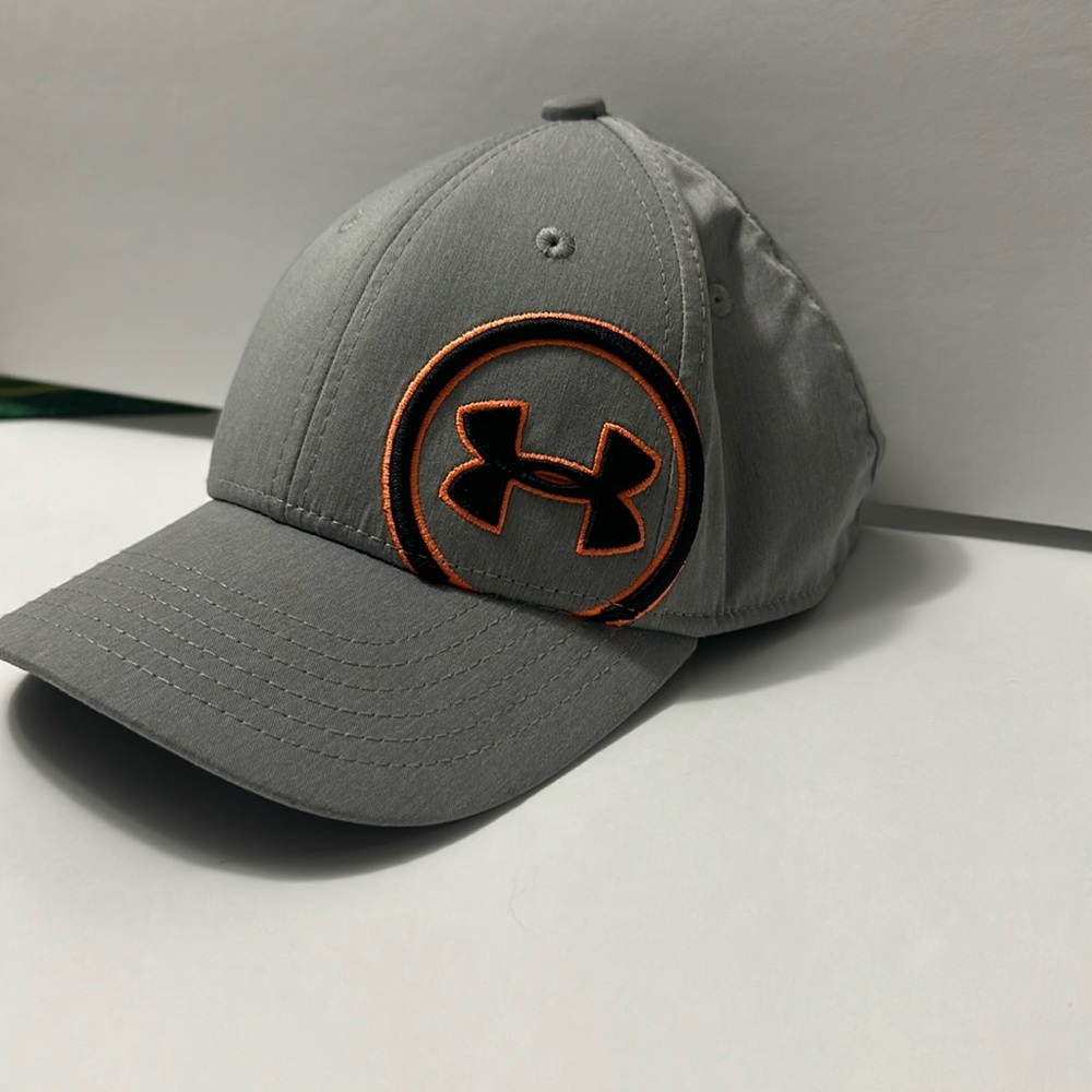 Youth Fitted Under Armour size SM/MD hat/cap
